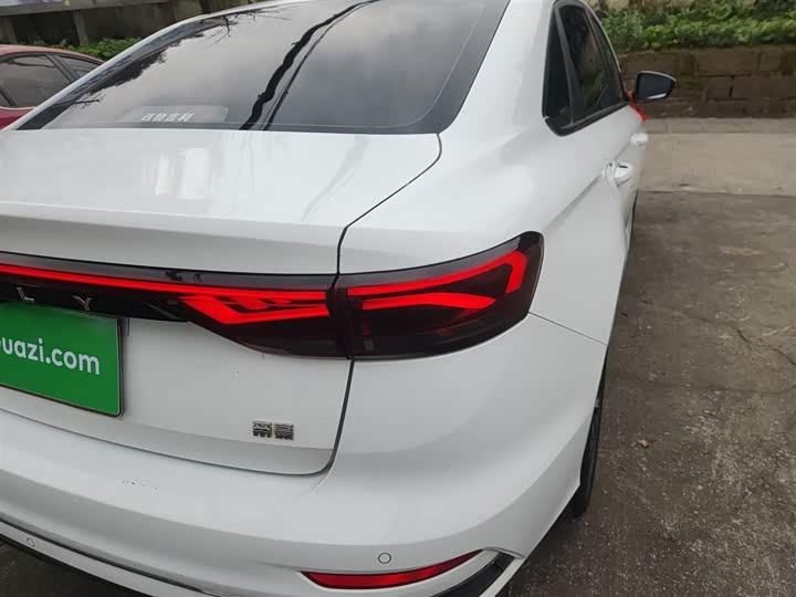 Фото 8 - Geely Emgrand