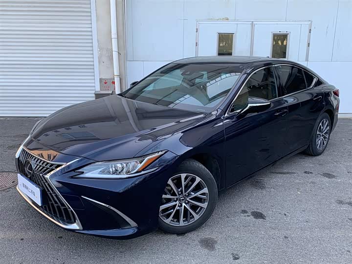 Фото 1 - Lexus ES