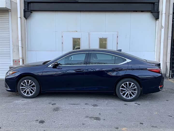 Фото 3 - Lexus ES
