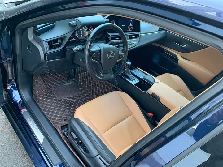 Фото 8 - Lexus ES