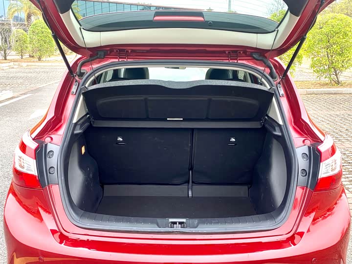 Фото 8 - Nissan Tiida