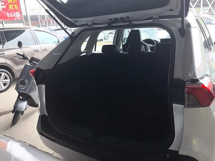 Фото 4 - Toyota RAV4