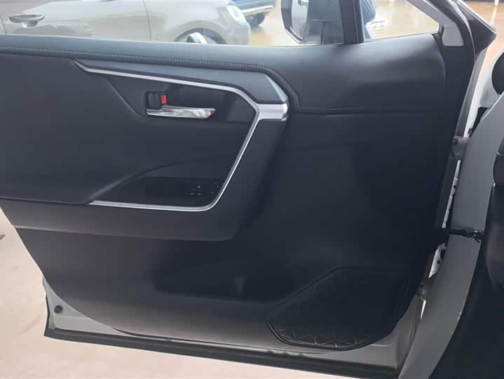 Фото 7 - Toyota RAV4