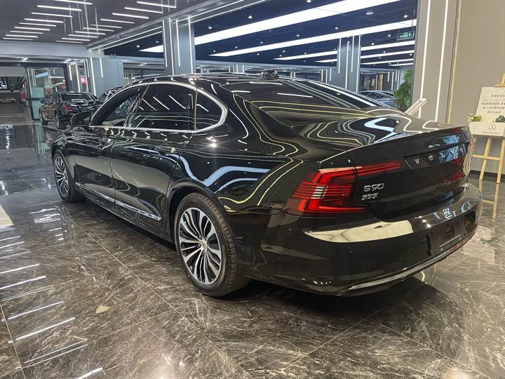 Фото 9 - Volvo S90