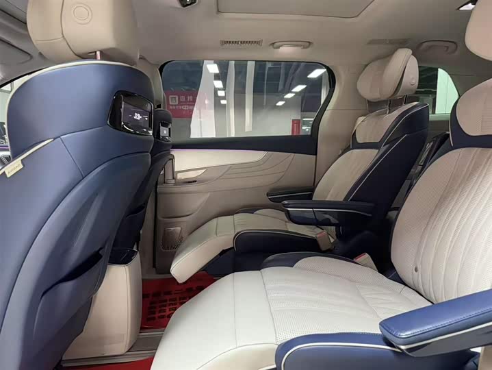 Фото 8 - Roewe iMax 8