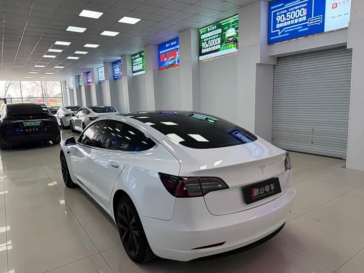 Фото 4 - Tesla Model 3