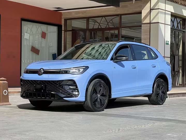 Фото 1 - Volkswagen Tiguan L Pro