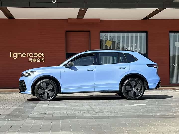 Фото 2 - Volkswagen Tiguan L Pro