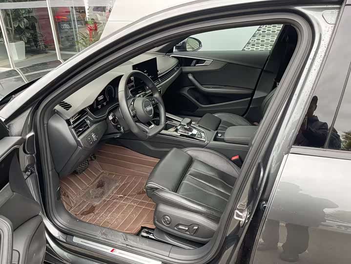 Фото 8 - Audi A4L