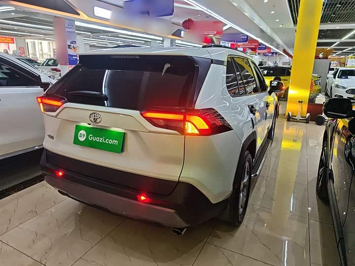 Фото 7 - Toyota RAV4