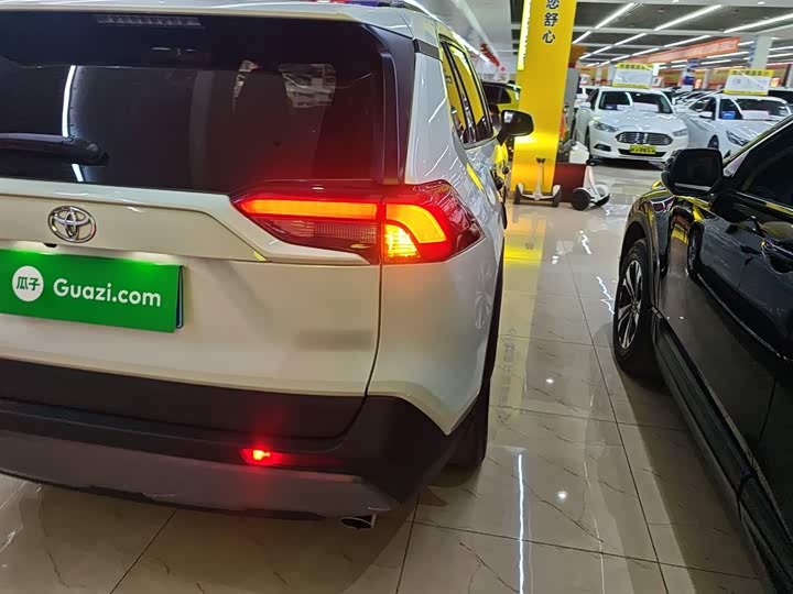 Фото 8 - Toyota RAV4