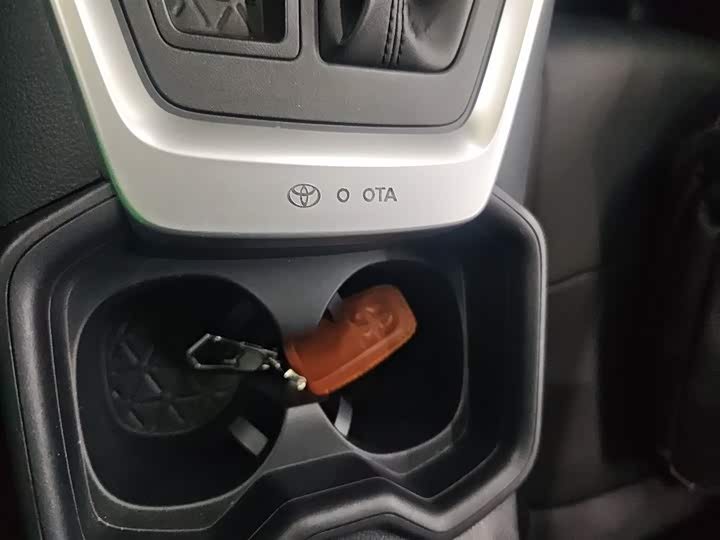 Фото 9 - Toyota RAV4