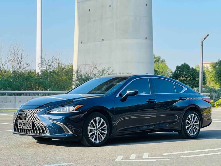 Фото 1 - Lexus ES