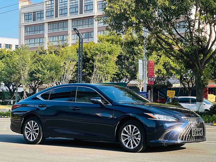 Фото 3 - Lexus ES
