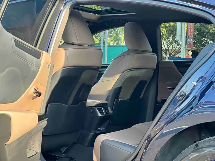 Фото 5 - Lexus ES