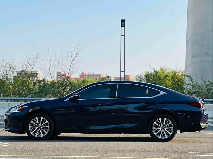 Фото 6 - Lexus ES