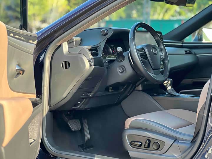 Фото 7 - Lexus ES