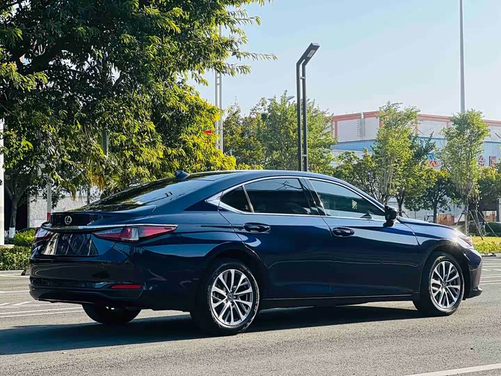 Фото 8 - Lexus ES