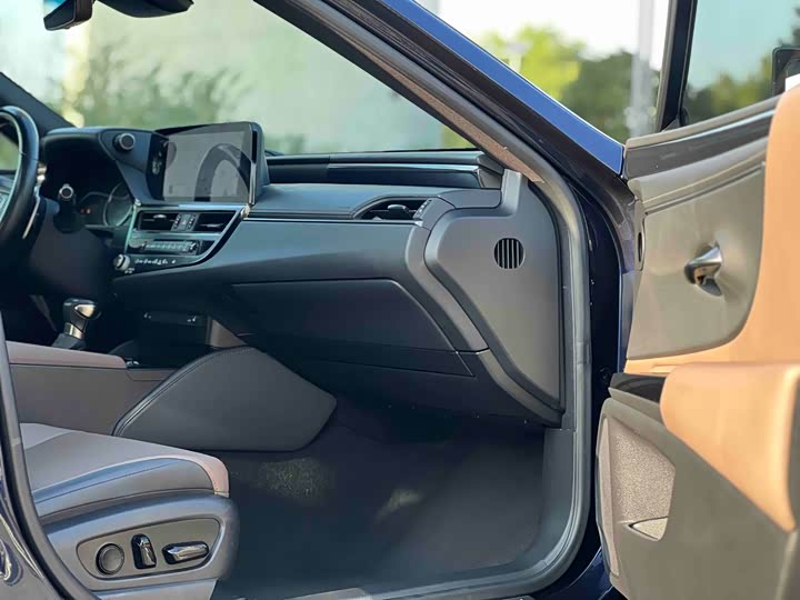 Фото 9 - Lexus ES