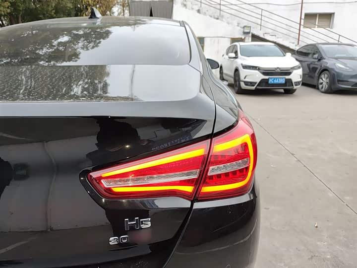 Фото 8 - Hongqi H5