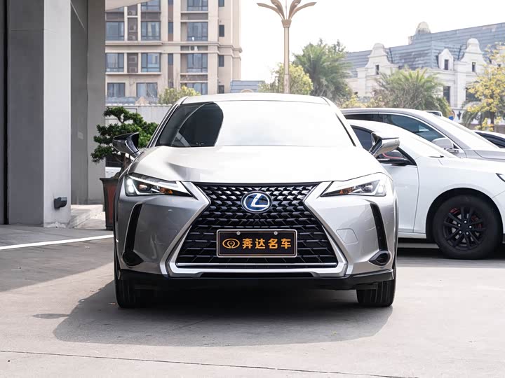 Фото 2 - Lexus UX