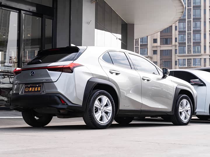 Фото 3 - Lexus UX