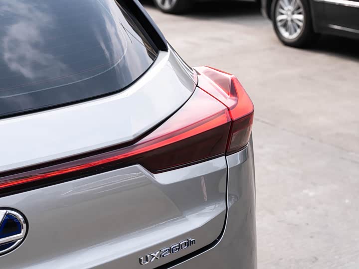 Фото 7 - Lexus UX