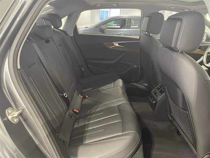 Фото 8 - Audi A4L