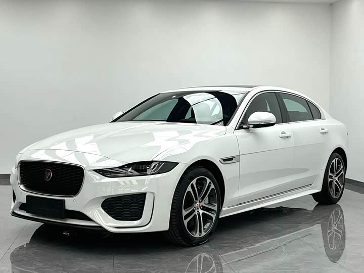 Фото 1 - Jaguar XE L