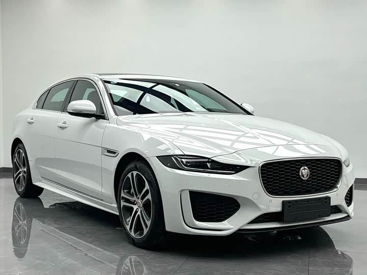 Фото 3 - Jaguar XE L