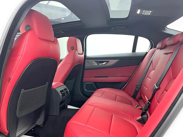 Фото 4 - Jaguar XE L