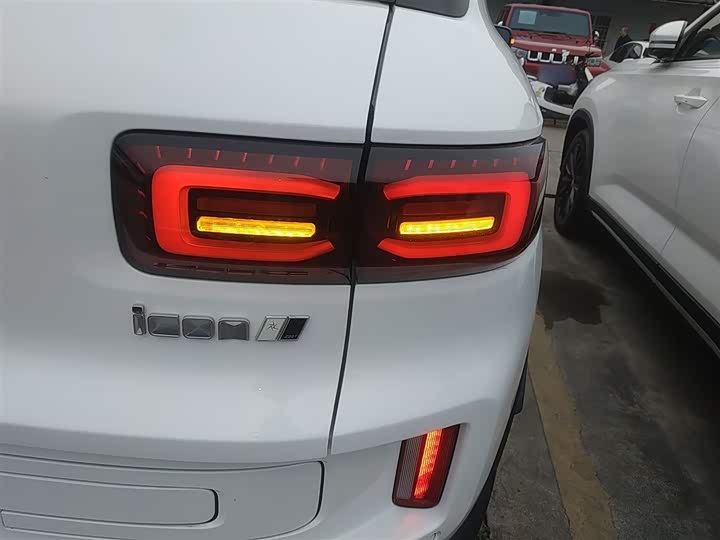 Фото 8 - Geely Icon