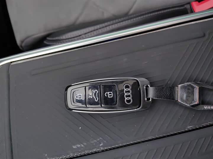 Фото 9 - Audi A6L