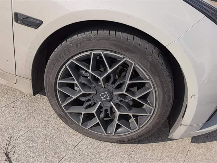 Фото 6 - Zeekr 001