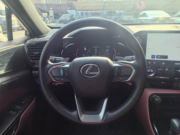 Фото 3 - Lexus NX