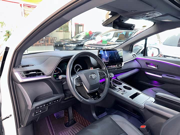 Фото 7 - Toyota Sienna