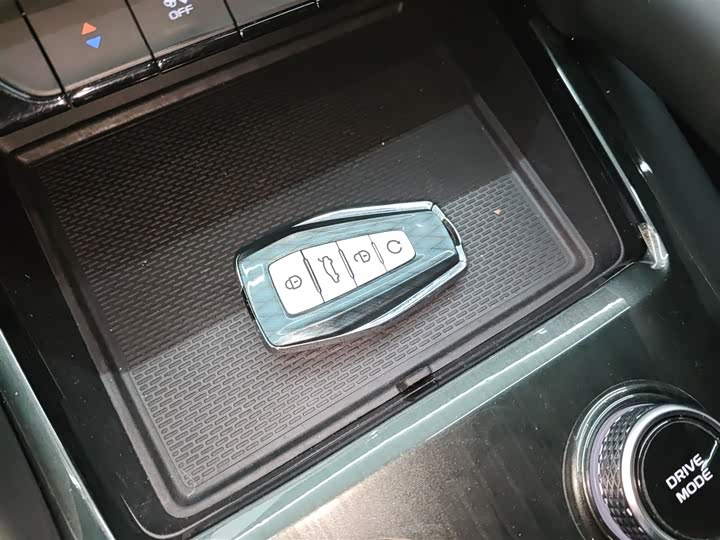 Фото 9 - Geely Monjaro