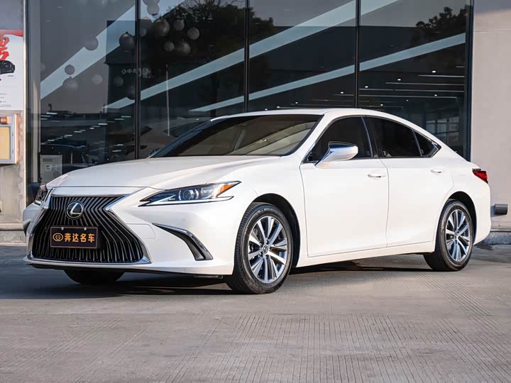 Фото 1 - Lexus ES