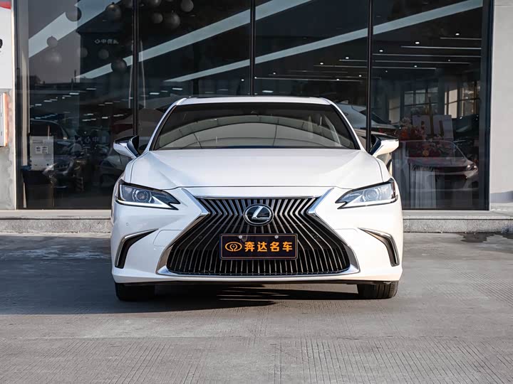 Фото 2 - Lexus ES
