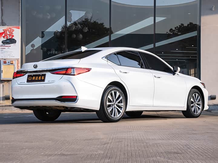 Фото 3 - Lexus ES