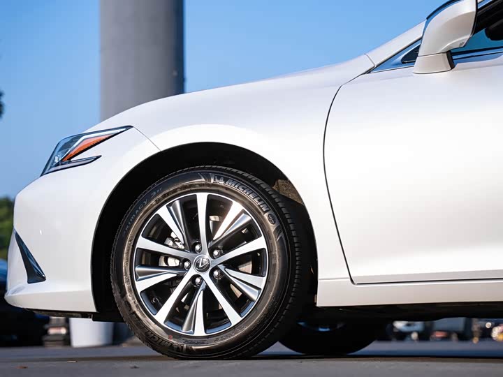 Фото 8 - Lexus ES