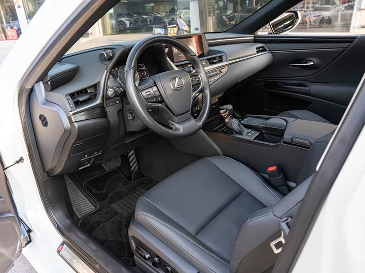 Фото 9 - Lexus ES