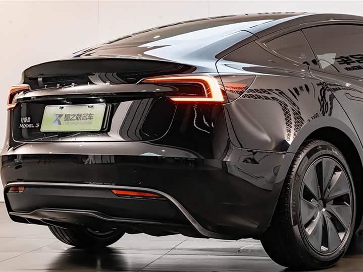 Фото 8 - Tesla Model 3