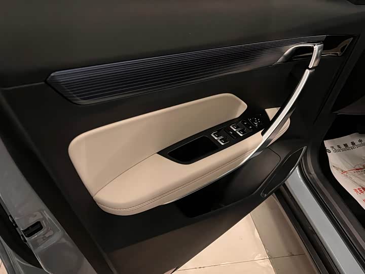 Фото 8 - Geely Atlas