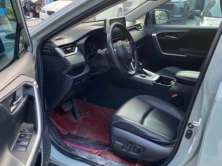 Фото 8 - Toyota RAV4