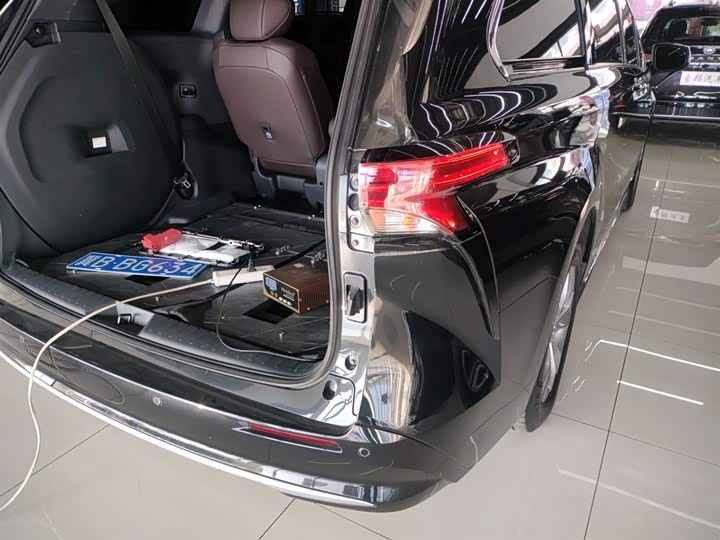 Фото 8 - Toyota Sienna