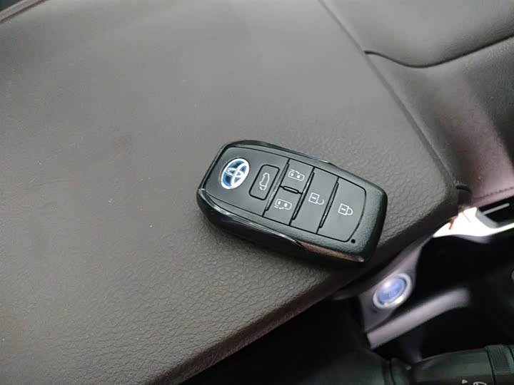 Фото 9 - Toyota Sienna