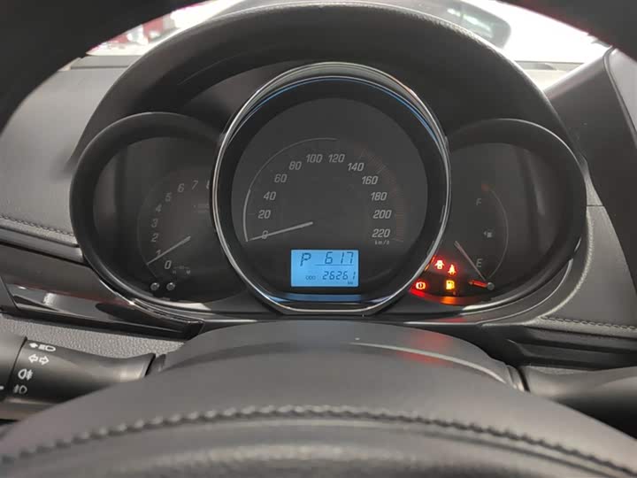 Фото 3 - Toyota Yaris L Hatchback