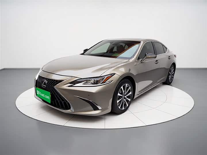 Фото 1 - Lexus ES