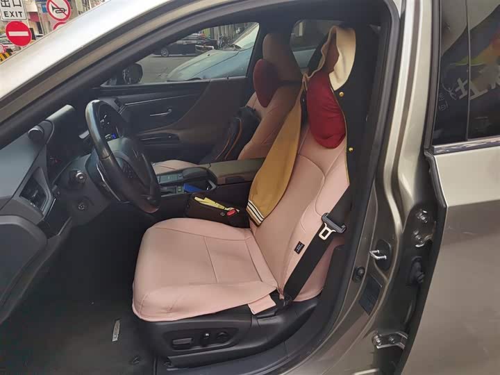 Фото 8 - Lexus ES